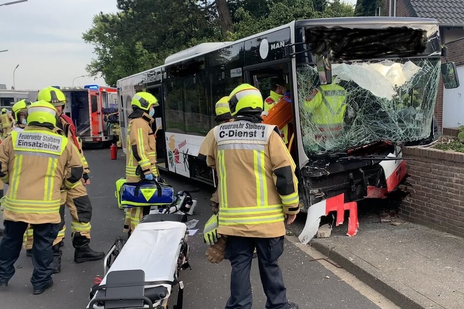 Der Linienbus war von der Straße abgekommen und gegen eine Mauer geprallt. Der Busfahrer erlitt schwere Verletzungen.