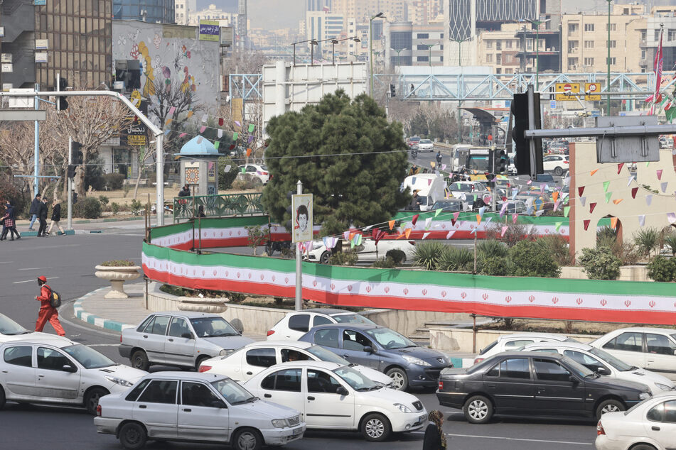 In der iranischen Hauptstadt Teheran wurden Banner in den Landesfarben entlang von Straßen gespannt. Anlass war die Parlamentswahl vor wenigen Tagen.