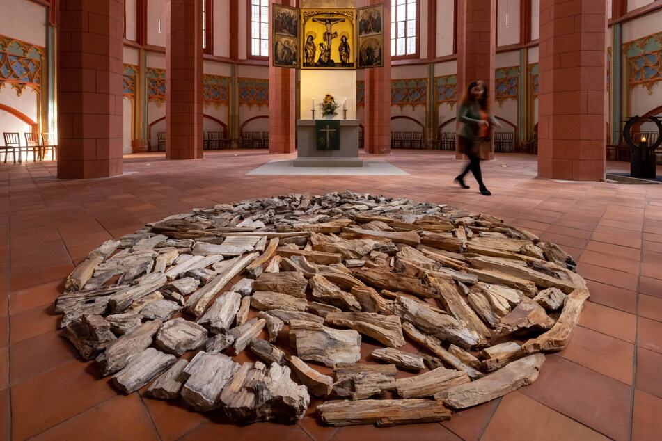 Diese Installation aus versteinerten Holzstücken von Richard Long in der Jacobikirche ist Teil des "Purple Path" im Rahmen der Kulturhauptstadt.