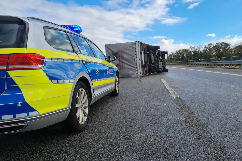 Eine Windböe erfasste diesen Laster auf der Autobahn 17.