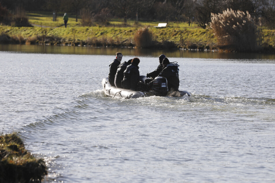 Taucher der Polizei suchen im Main-Donau-Kanal nach der Leiche der vermissten Alexandra R. aus dem Nürnberger Ortsteil Katzwang.