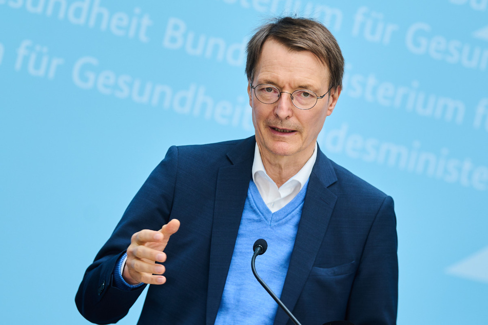 Bundesgesundheitsminister Karl Lauterbach (59, SPD) will an der einrichtungsbezogenen Impfpflicht festhalten.