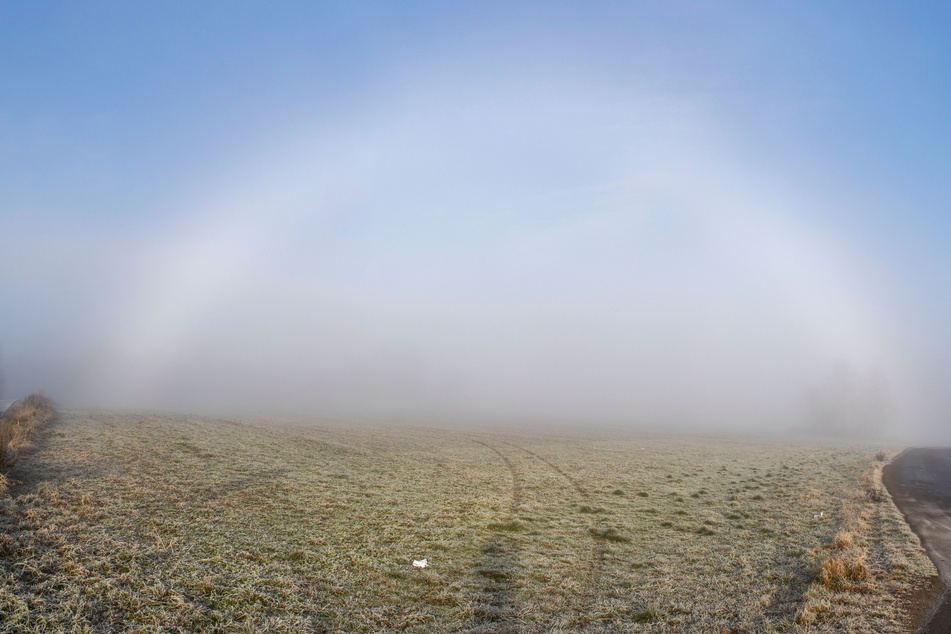 Ein seltener weißer Nebelbogen spannte sich bei Annaberg über die Landschaft.