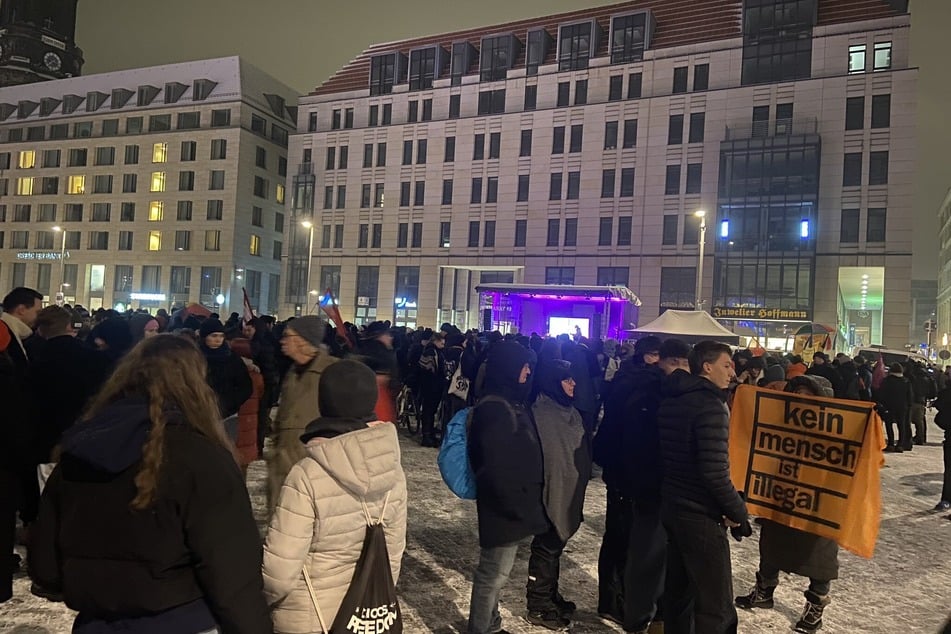 "Herz statt Hetze" protestiert auf dem Altmarkt.