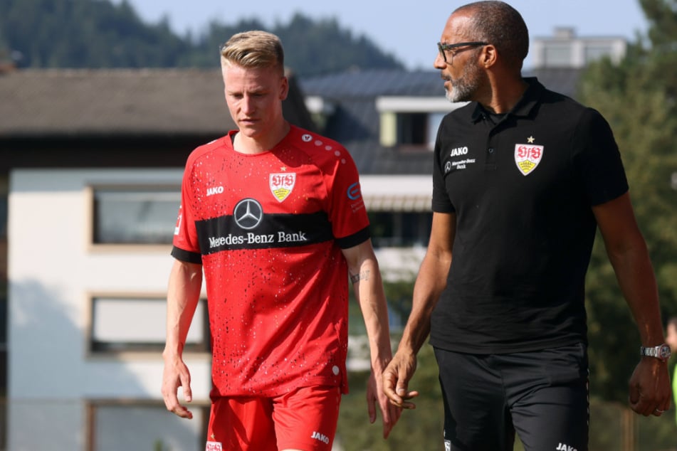 Chris Führich (23, l.) brach sich das Schlüsselbein, hier ist er im Trainingslager mit VfB-Mannschaftsarzt Raymond Best zu sehen.