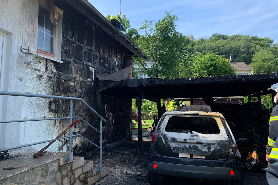 Kaum hatte die Frau das Auto gestartet, knallte es plötzlich. Kurz darauf stand alles in Flammen.