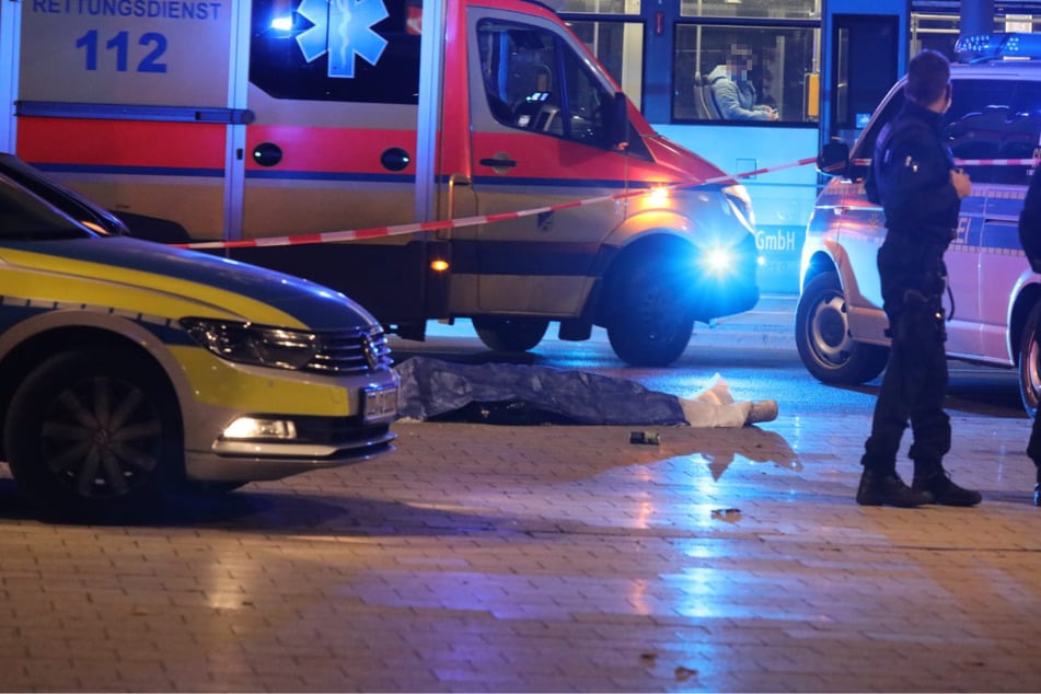 Ein Erstochener liegt im Leipziger Bahnhofsviertel. Im vergangenen Jahr gab es im Freistaat 21 Morde und vollendete Tötungsverbrechen.