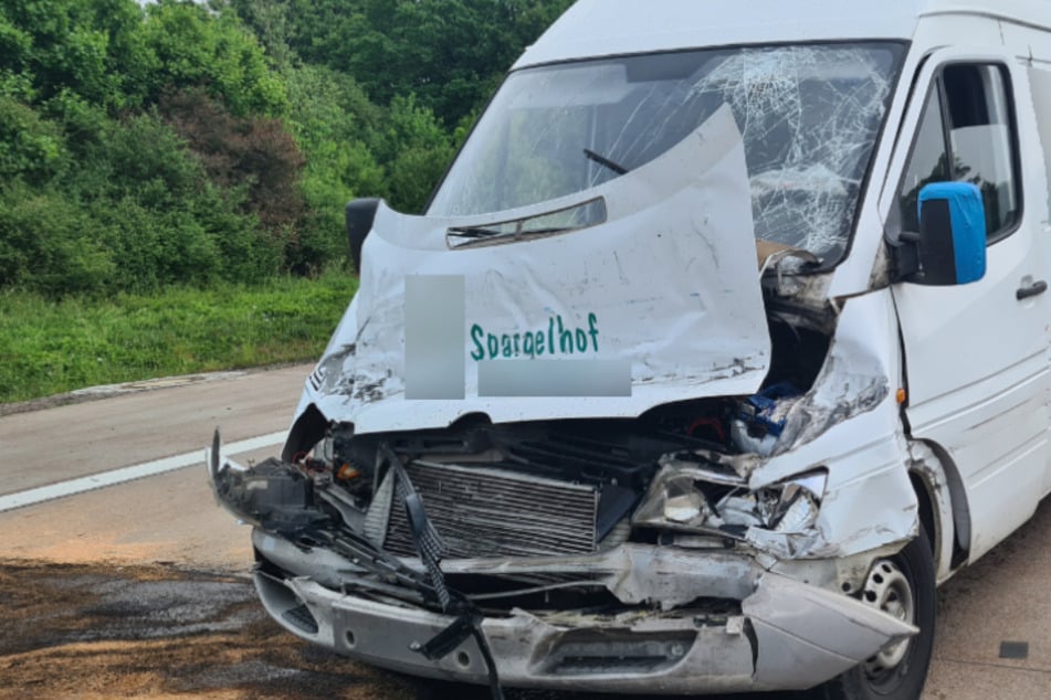 Unfall A14: Unfall auf der A14 bei Leipzig: Spargel-Transporter rauscht in Lastwagen