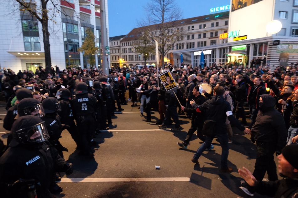 Bei der "Querdenken"-Demo in Leipzig kam es zu mehreren Zusammenstößen.