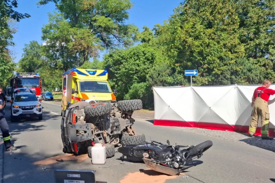 Nach dem Unfall mit drei Schwerverletzten wurde auch ein Sichtschutz aufgestellt.