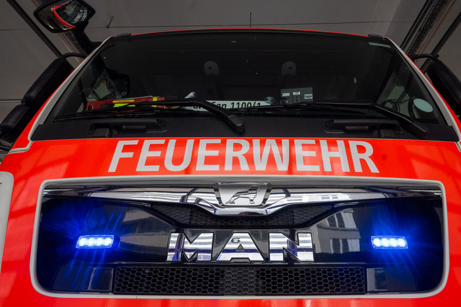 Berlin: Feuerwehreinsatz in Staaken: Hochhaus-Balkon in Flammen