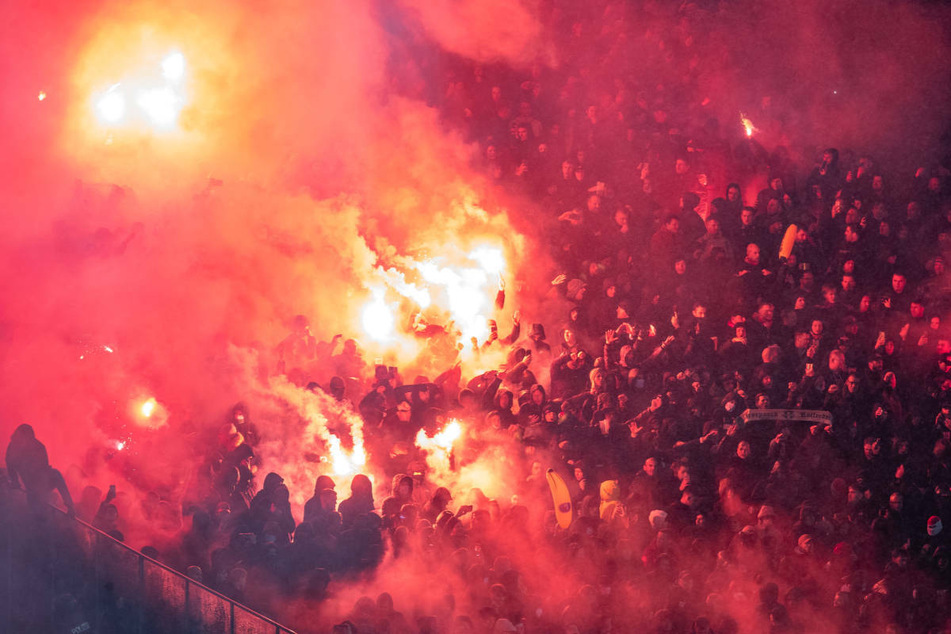 Feyenoord-Fans zünden vor Spielbeginn Bengalos im Berliner Olympiastadion. Im Vorfeld der Partie kam es jedoch zu mehreren Zwischenfällen mit der Polizei, bei denen mehr als 70 Personen, zumeist aus den Niederlanden, vorläufig festgenommen worden sind.