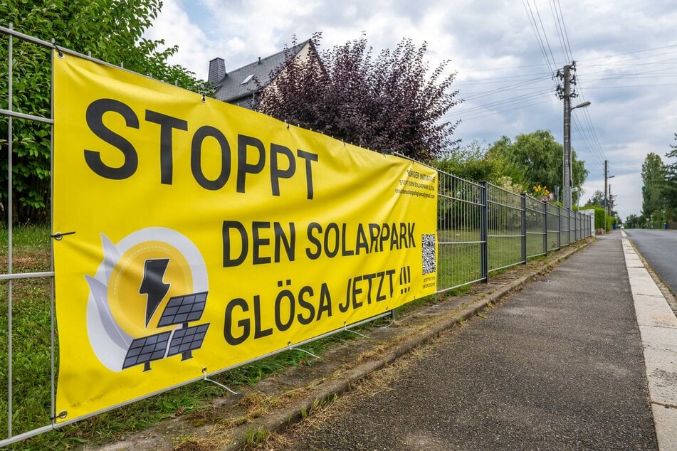 Mit leuchtend gelben Bannern wird gegen den Solarpark mobil gemacht.