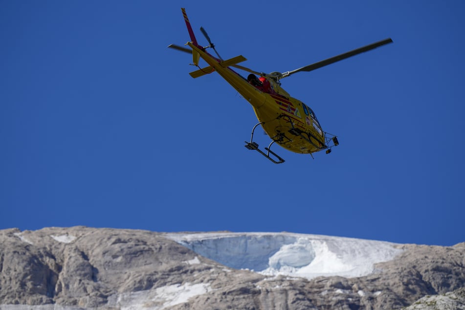 Ein Rettungshubschrauber eilte der Verunglückten zur Hilfe, doch es konnte nur noch ihr Tod festgestellt werden. (Symbolbild)
