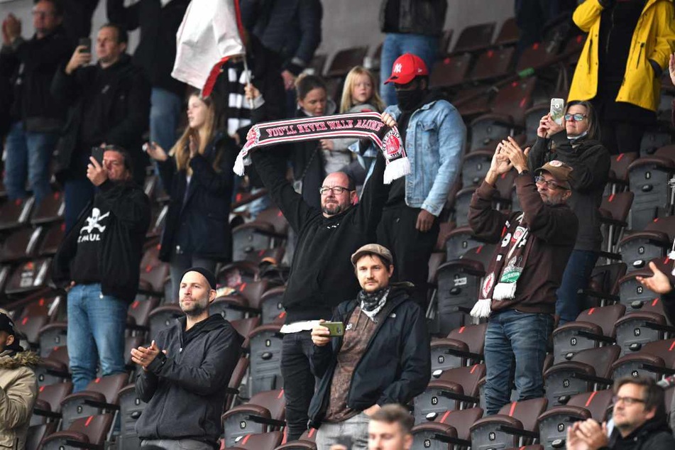 Einige wenige Zuschauer sind für das Testspiel des FC St. Pauli gegen BW Lohne zugelassen. (Symbolbild)