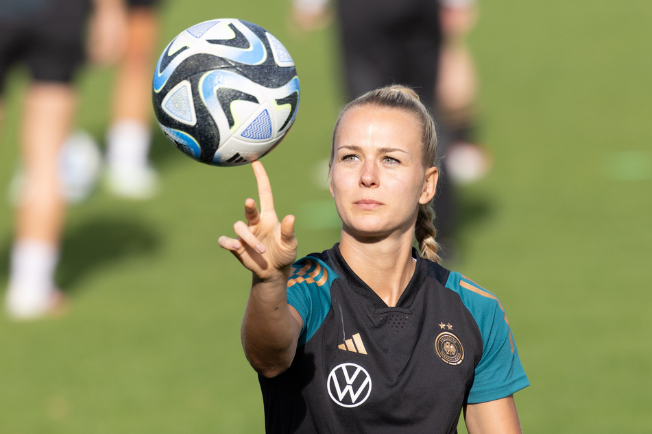 Merle Frohms (29) ist seit mehreren deutsche Nationalkeeperin und beim VfL Wolfsburg eine der besser bezahlten Spielerinnen der Frauen-Bundesliga.