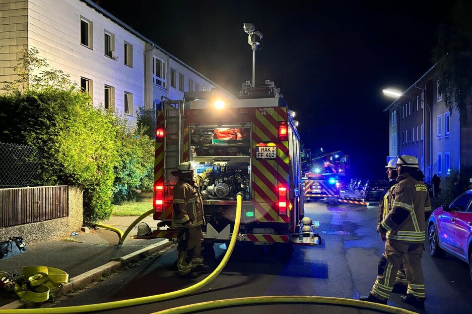 Die Feuerwehr kämpfte mit vereinten Kräften gegen den Kellerbrand.