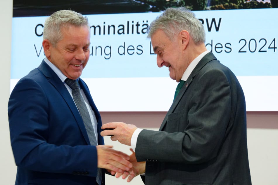 Achim Schmitz (l.), Abteilungsleiter für Organisierte Kriminalität, und Herbert Reul bei der Vorstellung des Lagebilds zur Clankriminalität 2024.