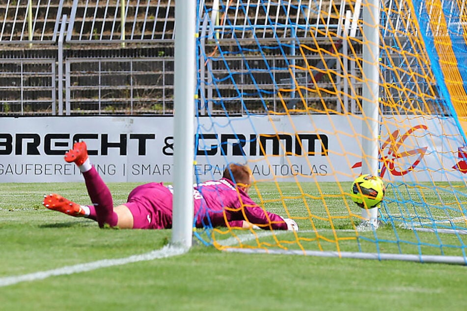 Luckenwaldes Torhüter Florian Palmowski kann dem Ball nur hinterherschauen.