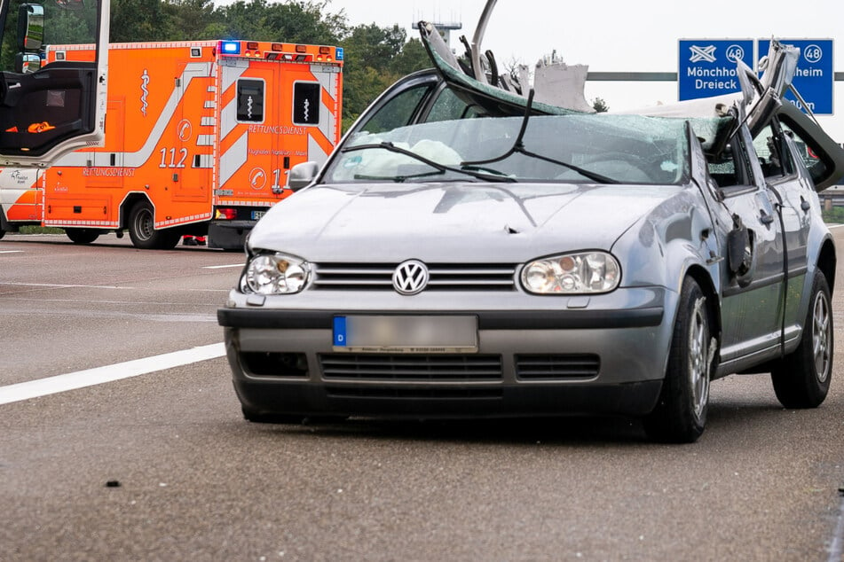 VW Golf kracht ungebremst in Pannen-Fiat: Fahrer (72) eingeklemmt und schwer verletzt