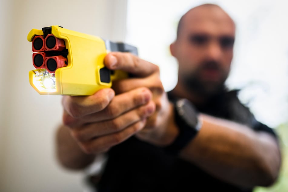 Solche Elektroschockpistolen (Taser) dürfen in Sachsen bisher nur Spezialkräfte einsetzen.