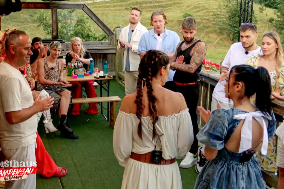 Yeliz (l.) erzählt der ganzen Gruppe, warum Jimi nicht im Forsthaus sein kann.