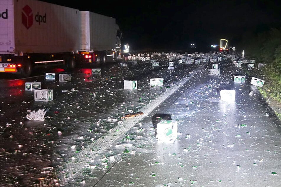 Unfall A1: Brummi kracht in Abschleppwagen: Hunderte Bierflaschen zerschellen