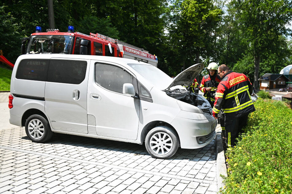 Der Nissan NV200 geriet vermutlich wegen eines technischen Defekts in Brand.