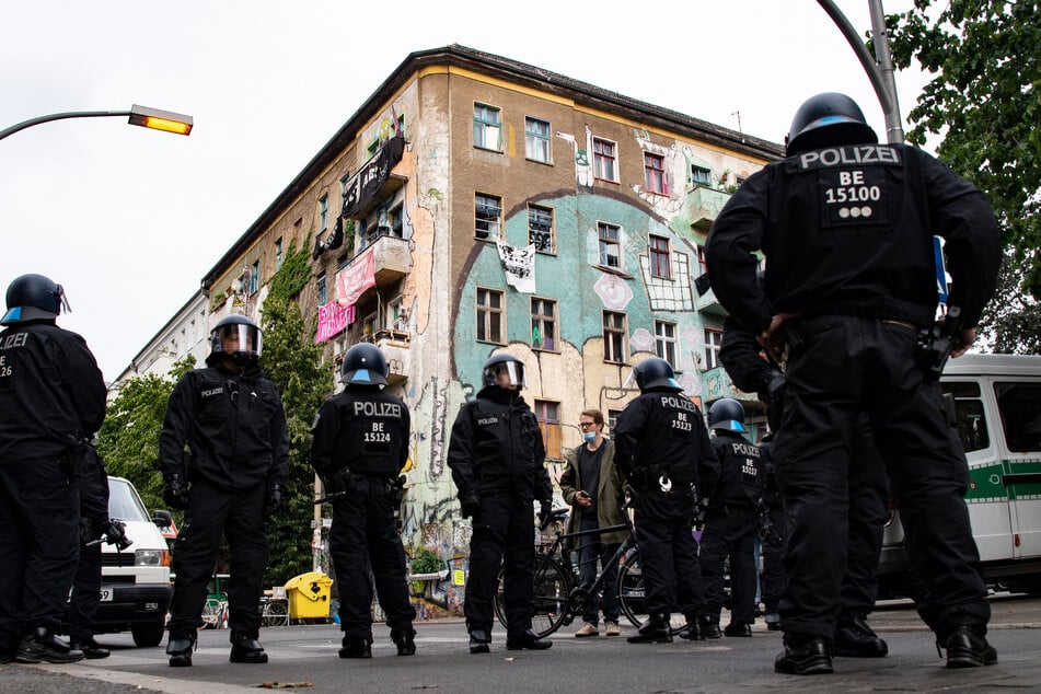 Die Berliner Polizei durchsucht das Haus in der Rigaer Straße 94.