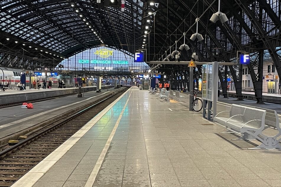 Der Kölner Hauptbahnhof war am Sonntagabend wie leer gefegt.