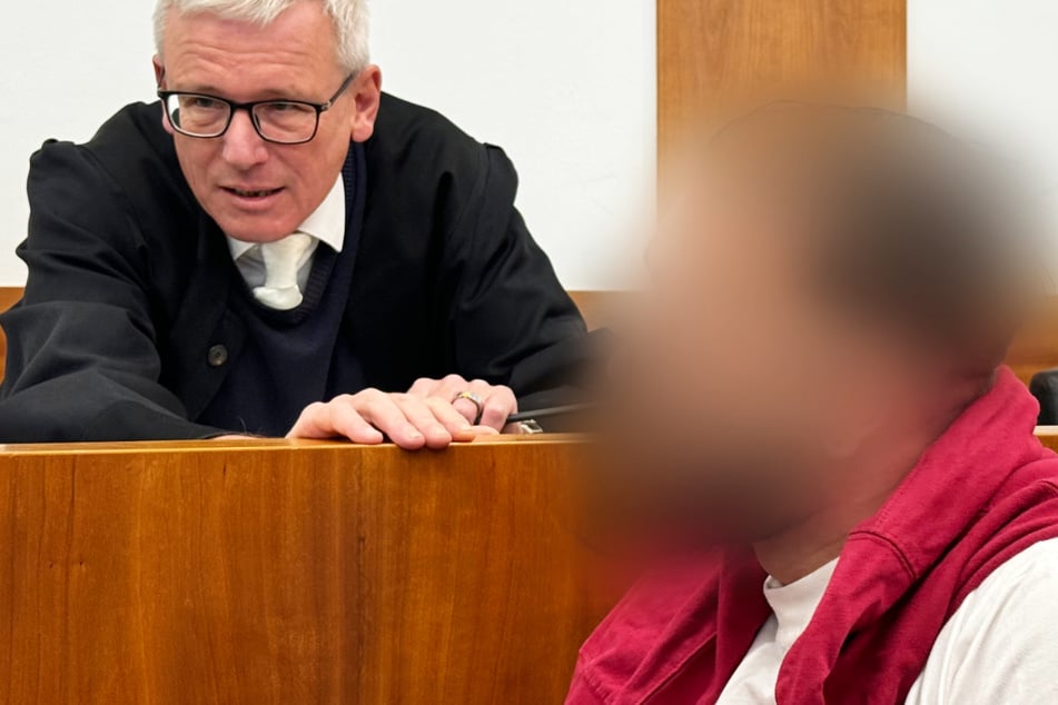 Der Angeklagte, der seinen Mitbewohner mit einer Axt erschlagen hat, sitzt vor seinem Verteidiger Marcus Mauermann im Landgericht Kassel.