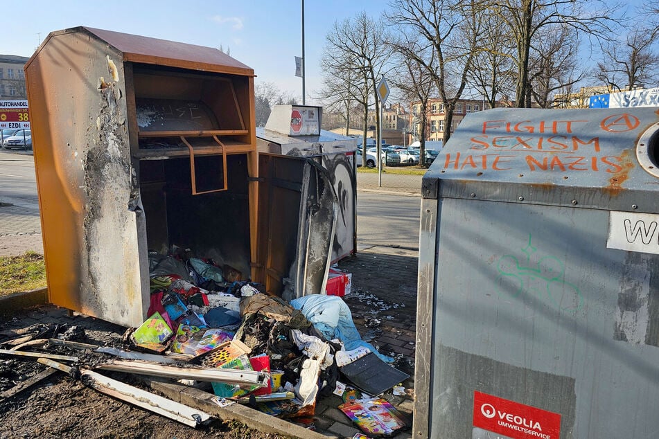 Der Altkleidercontainer wurde durch den Brand beschädigt.