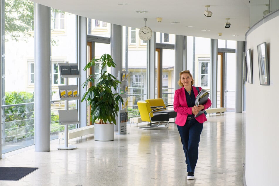 Ausschussvorsitzende Karin Tschernich-Weiske (52, CDU) prangert an, dass die Ermittlungen wiederholt ausgebremst werden.