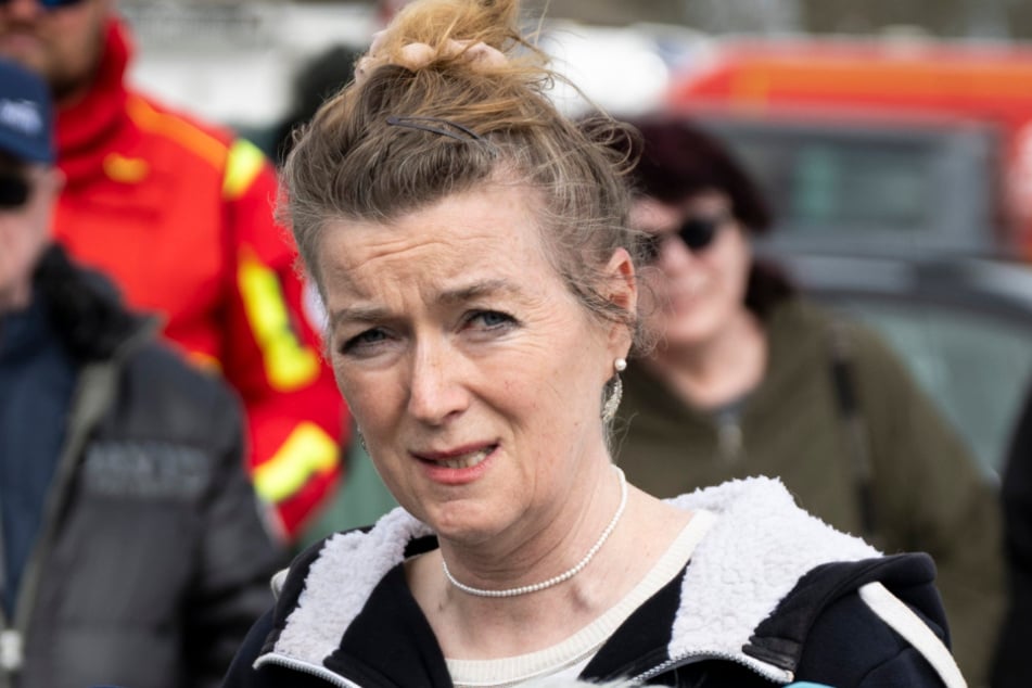 Tierärztin Dr. Kirsten Tönnies sprach am Montag vor Ort über den verschlechterten Zustand von Buckelwal "Timmy".