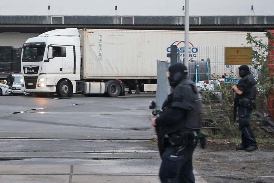 Der Lastwagen war von seiner eigentlichen Route abgewichen und wurde bereits auf einem Gelände erwartet.