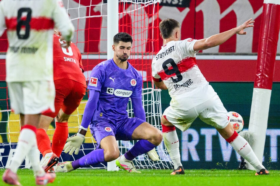 Erst Nationalmannschaftskollege Ermedin Demirovic (28, r.) konnte Vasilj kurz vor der Pause überwinden.