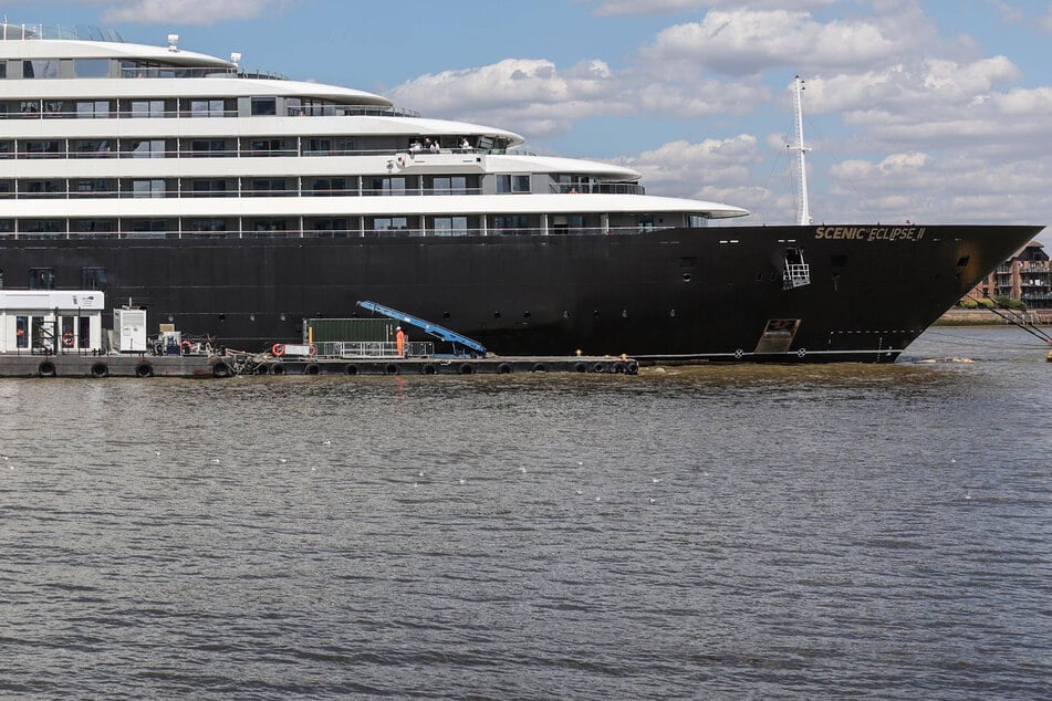 Außergewöhnlicher Anblick: Expeditions-Luxusschiff legt zum ersten Mal in Hamburg an