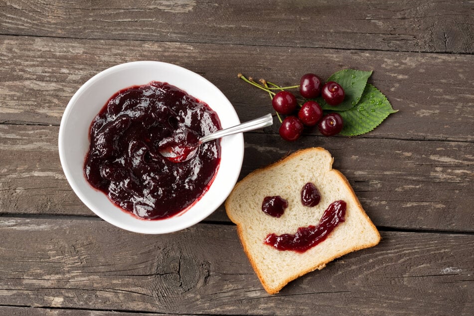 Wer möchte, kann die Sauerkirschmarmelade noch mit weiteren Zutaten verfeinern.
