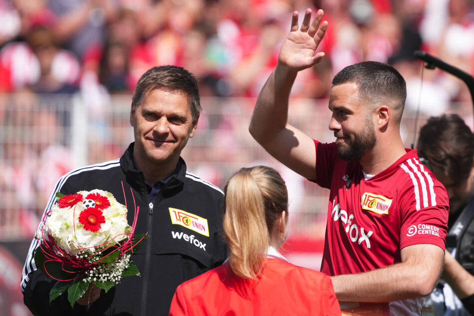 Niko Gießelmann (31, r.) ist vor seinem letzten Heimspiel für Union Berlin von Manager Oliver Ruhnert (51) geehrt und offiziell verabschiedet worden.