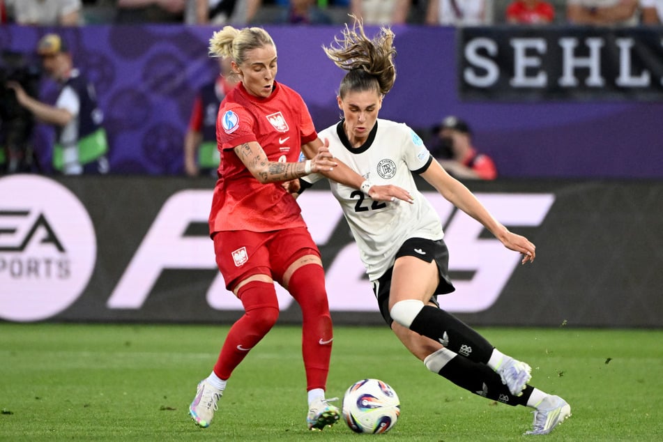 Polens Ewelina Kamczyk (29, l.) und Deutschlands Jule Brand (22) duellieren sich im Zweikampf um den Ball.