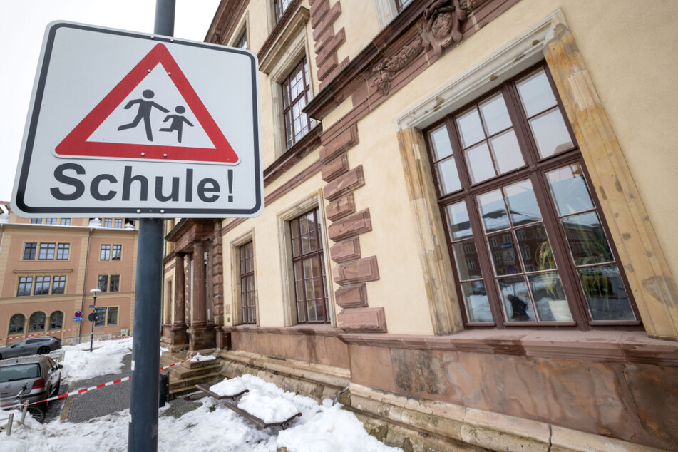 In Thüringen ist die Inzidenz an Corona-Neuinfektionen wieder gestiegen. Trotzdem sollen Schulen und Kitas am Montag wieder öffnen. (Symbolbild)