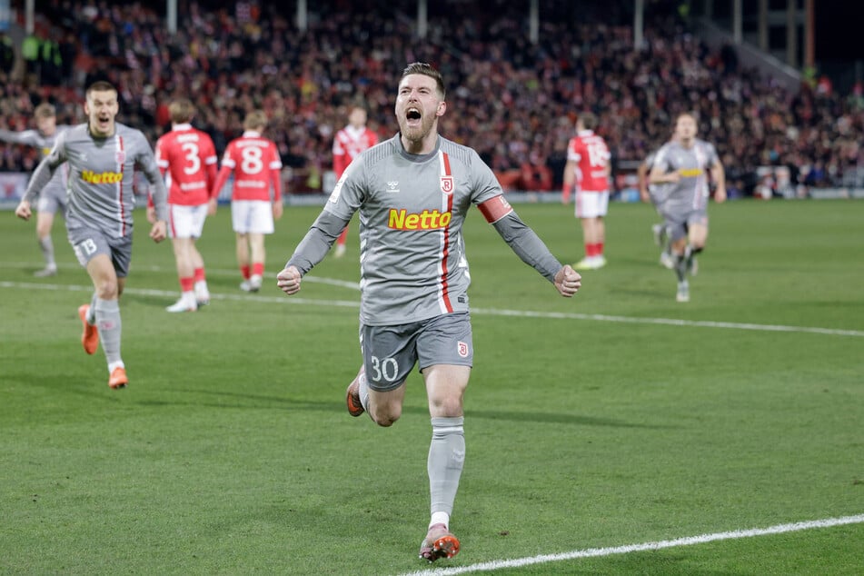 Spaßverderber: Regensburg Christian Kühlwetter crashte mit seinem Doppelpack die Cottbuser Feierstimmung.