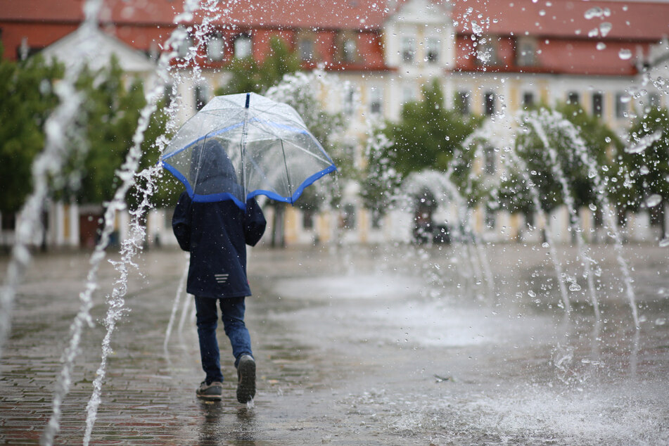 Der Regenschirm sollte an diesem Wochenende immer griffbereit sein. (Symbolbild)