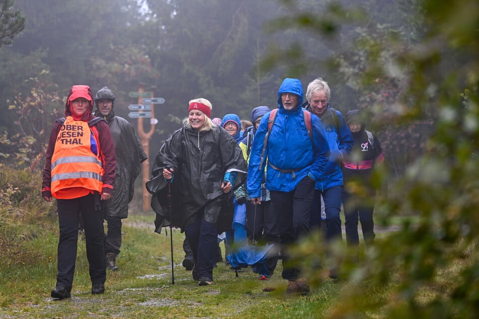 Regen und Wind: Wanderfreunde trotzen dem schlechten Wetter zum Auftakt des 123. Deutschen Wandertages auf einer Tour am Fichtelberg.