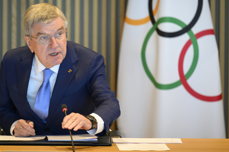 Wer den Angriffskrieg gegen die Ukraine nicht aktiv unterstützt, darf an Wettbewerben teilnehmen, betonte Thomas Bach (69), der IOC-Präsident.