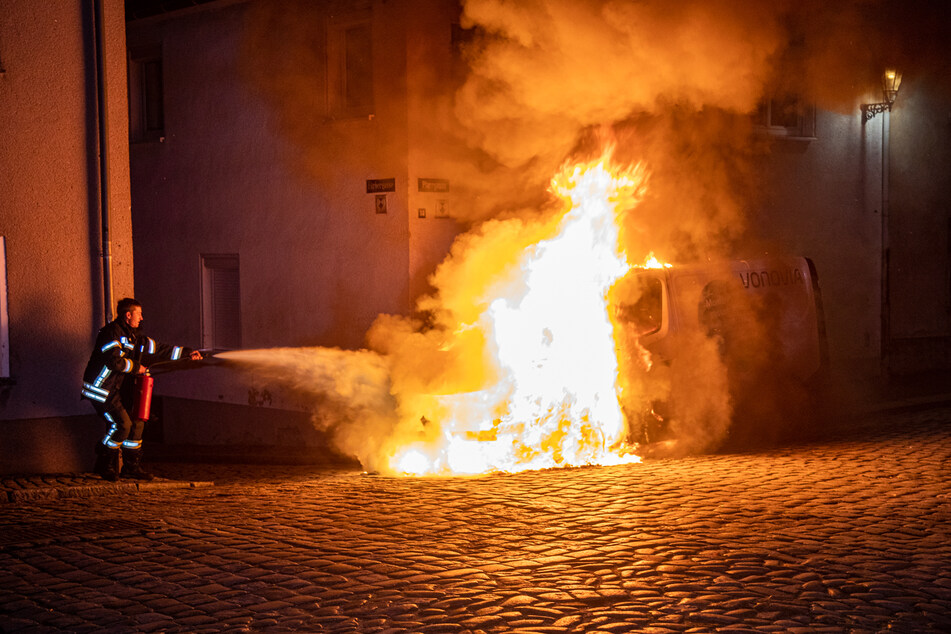 Die Feuerwehr kämpfte entschlossen gegen die Flammen des lichterloh brennenden Fahrzeugs.