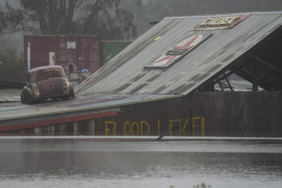 Ein überflutetes Industriegebäude am Stadtrand von Sydney.