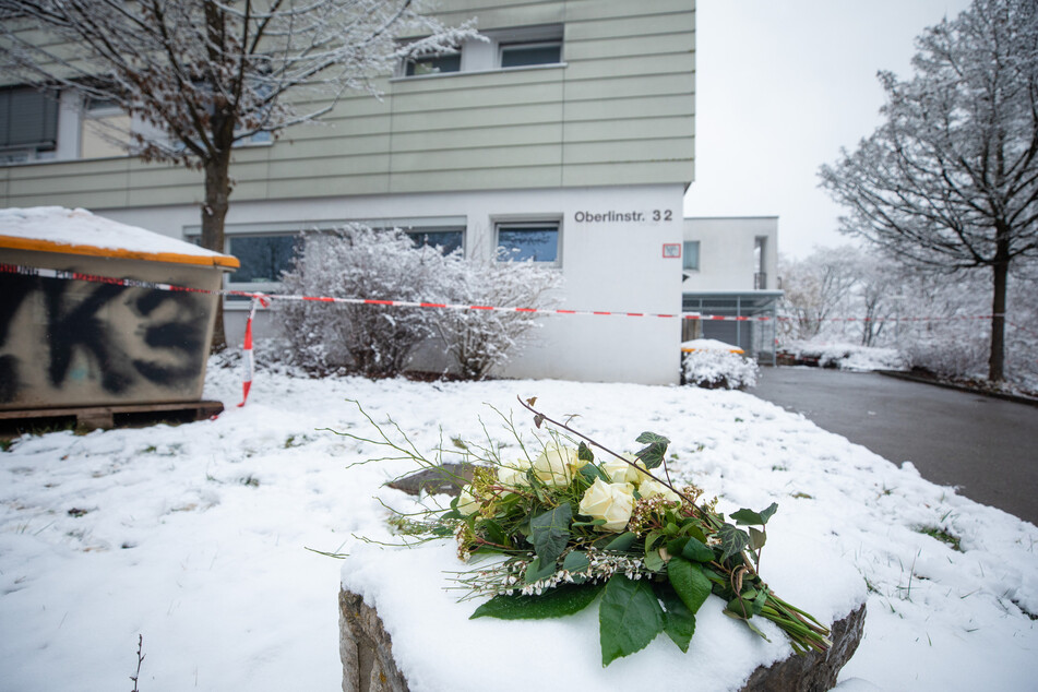 Blumen liegen im Schnee vor der Pflegeeinrichtung in Reutlingen.