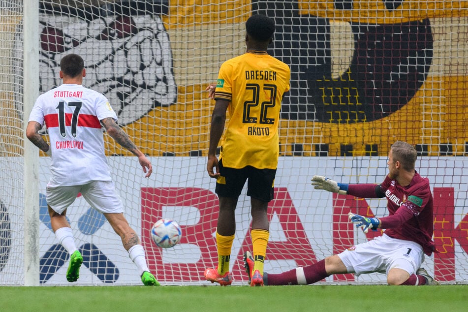 Stuttgarts Darko Churlinov (l.) erzielte gegen Dynamos Keeper Sven Müller (r.) und Michael Akoto (M.) das Tor zum 0:1.