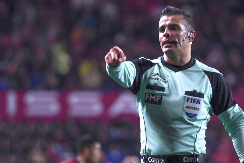 Einen unfassbaren "Fehltritt" leistete sich der mexikanische Unparteiische Fernando Hernández (39) im Spiel zwischen Club América und Club León FC.